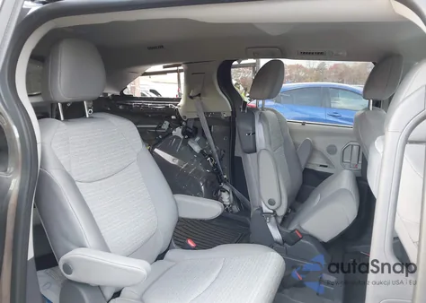 2021 Toyota Sienna Le z USA, uszkodzony, nr VIN 5TDKRKEC9MS032378